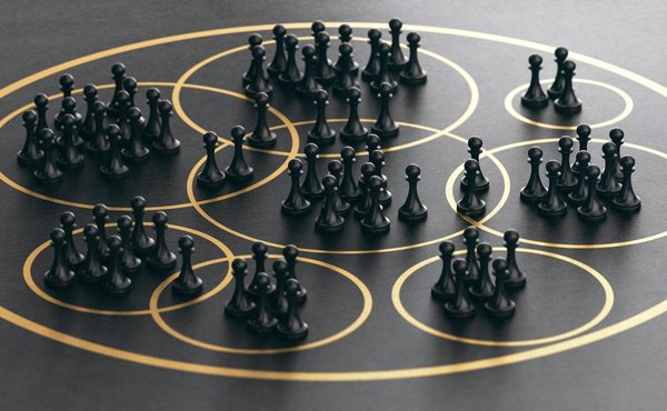 Comment les algorithmes de clustering sont-ils utilisés pour segmenter les utilisateurs dans les applications de marketing?