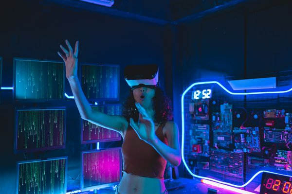 Quels sont les défis de la création d'un jeu de simulation de gestion de l'énergie pour enseigner les principes de l'efficacité énergétique et des énergies renouvelables?